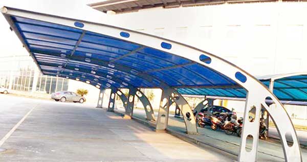 成都PTFE膜結(jié)構停車棚：愛車之家，安全?？?></p>

<p>成都PTFE膜結(jié)構停車棚廣泛應用于各類場所，無論是住宅小區(qū)、商業(yè)中心、辦公樓還是學校，都能看到它的身影。它不僅提供了安全的停車空間，還因其獨特的造型和多樣的顏色選擇，成為城市景觀的一部分，增添了一份現(xiàn)代與美感。</p>

<p>眾多品牌中，廣東中材的產(chǎn)品尤為突出。其價格優(yōu)惠，型號齊全，能滿足不同客戶的需求。更重要的是，廣東中材選用的都是國內(nèi)外知名膜材，品質(zhì)有保障，讓人放心。從設計到加工再到安裝，每一步都精益求精，更有完善的售后服務體系，讓客戶無后顧之憂。</p>

<p style="text-align:center"><img width="100%" src="../mypic/38e/8517b/403f00fd.jpg" / alt=